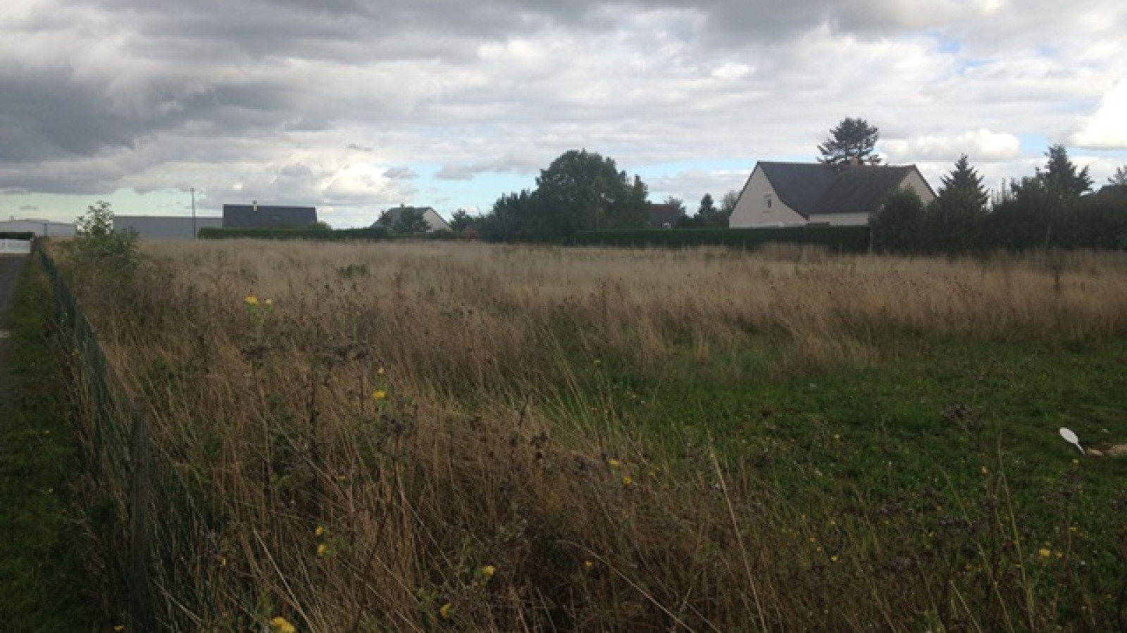 Terrain constructible de 824m2 à Beaumont-Louestault