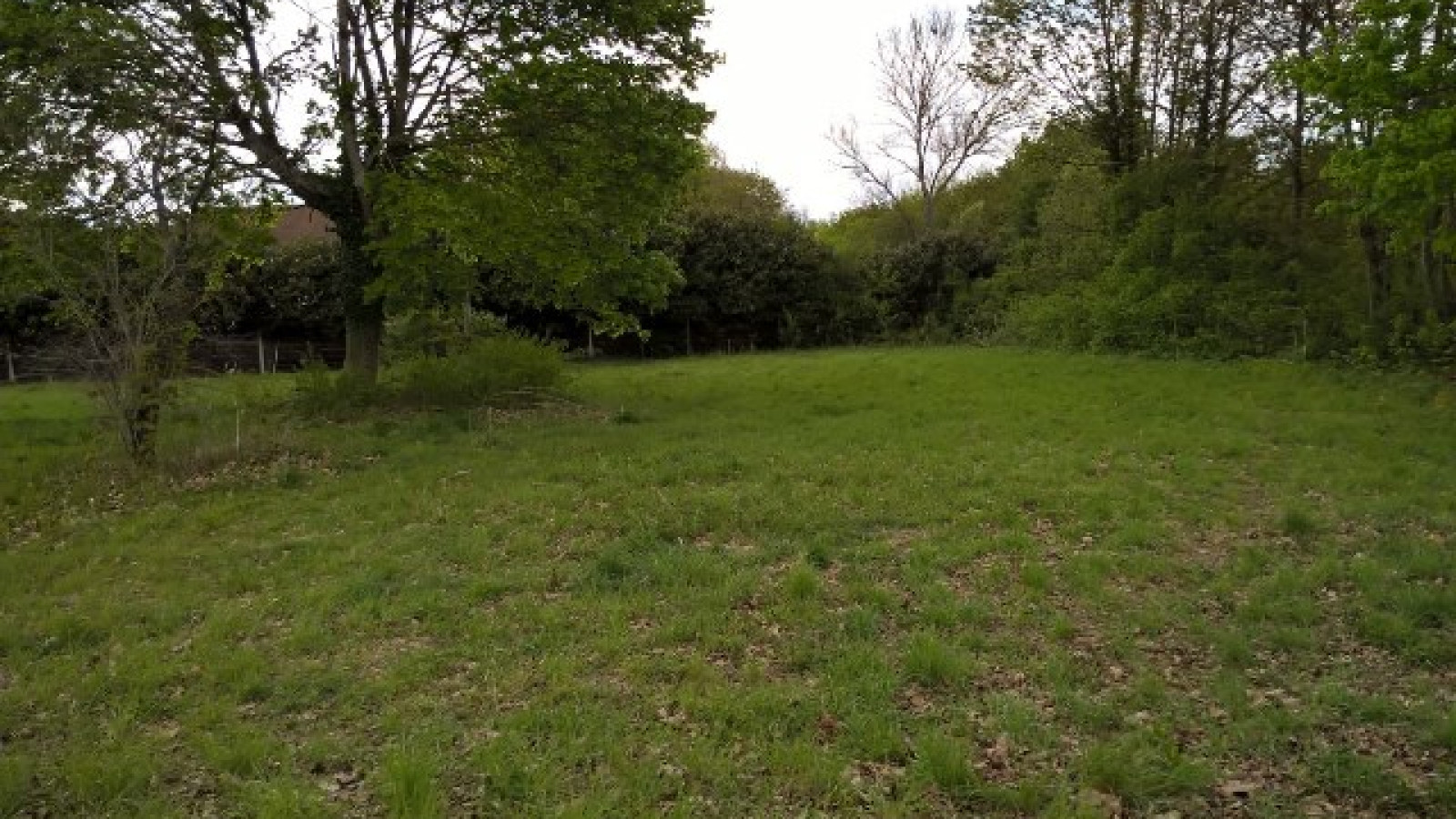 Terrain constructible de 1100m2 à Courtempierre