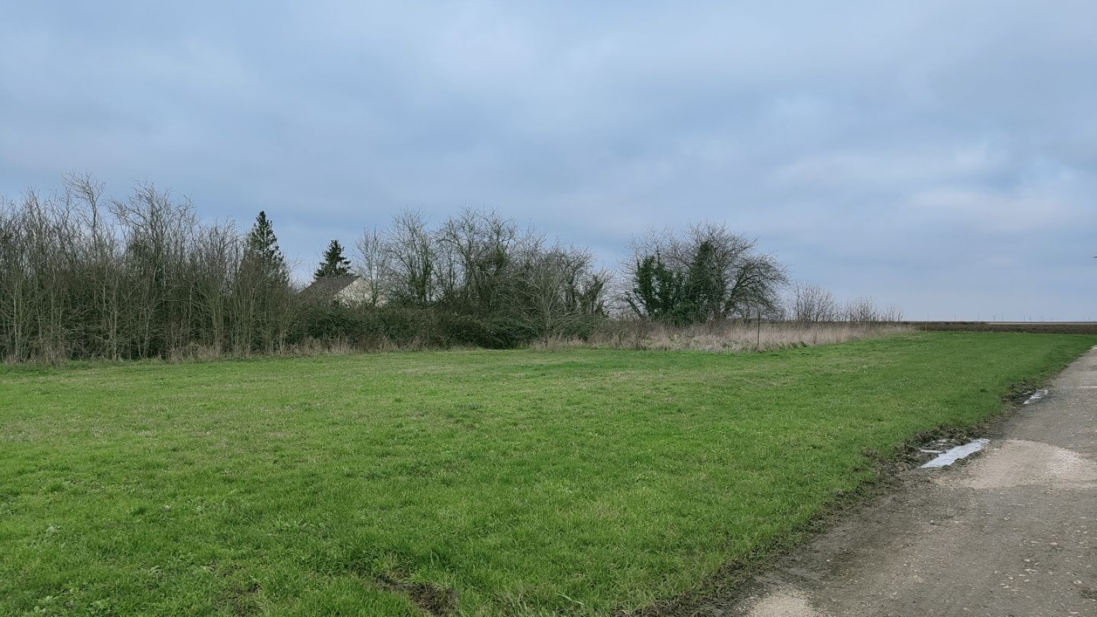 Terrain constructible de 616m2 à Saint-Péravy-la-Colombe