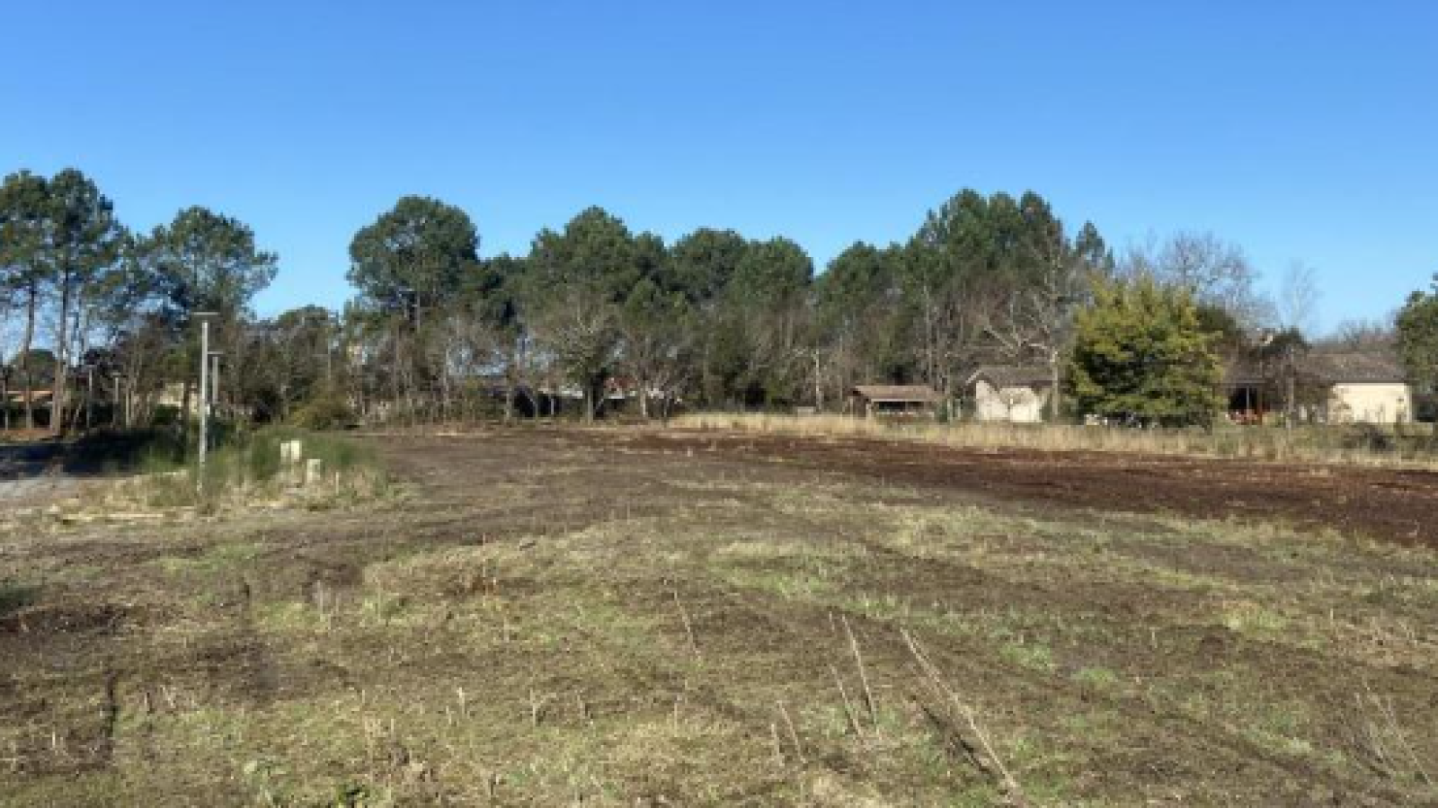 Terrain constructible de 300m2 à Castres-Gironde