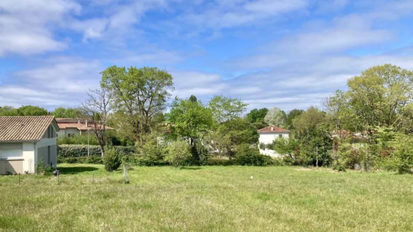 Terrain constructible de 602m2 à Montussan