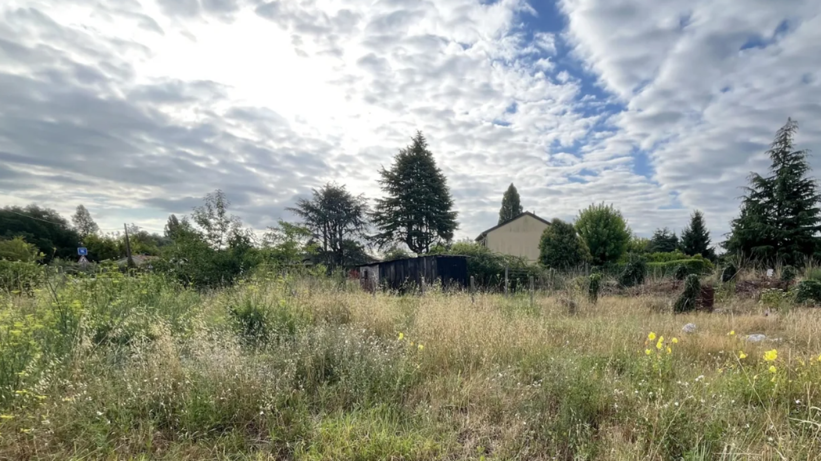 Terrain constructible de 696m2 à Espiet