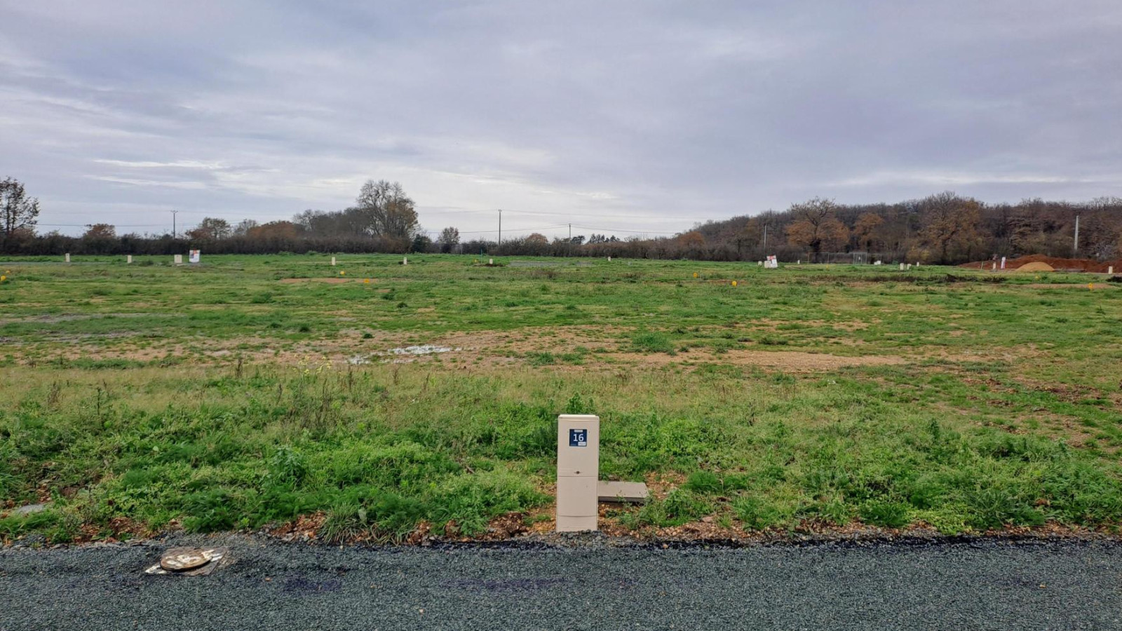 Terrain constructible de 455m2 à Feneu