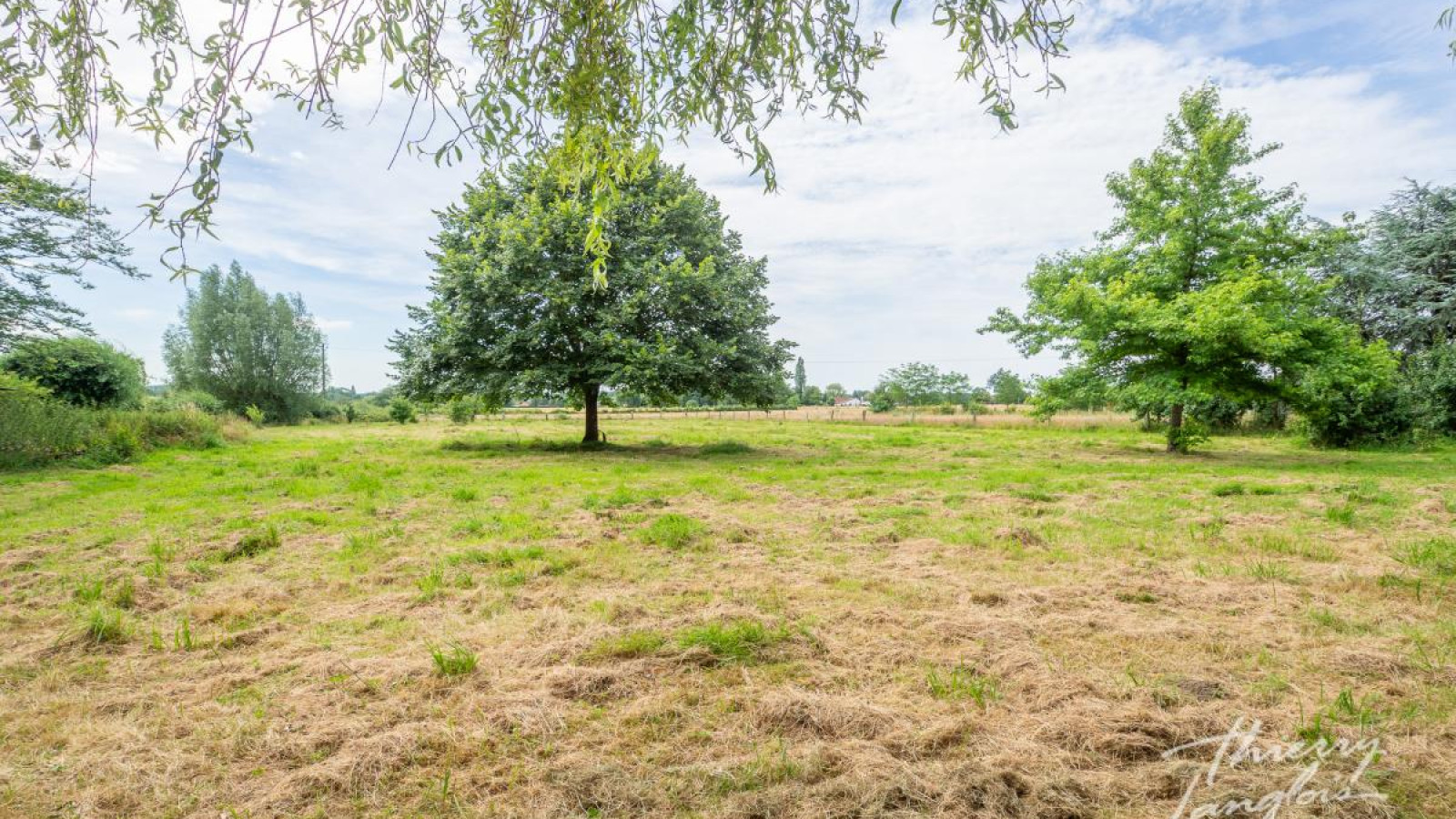Terrain constructible de 652m2 à Saint-Genouph