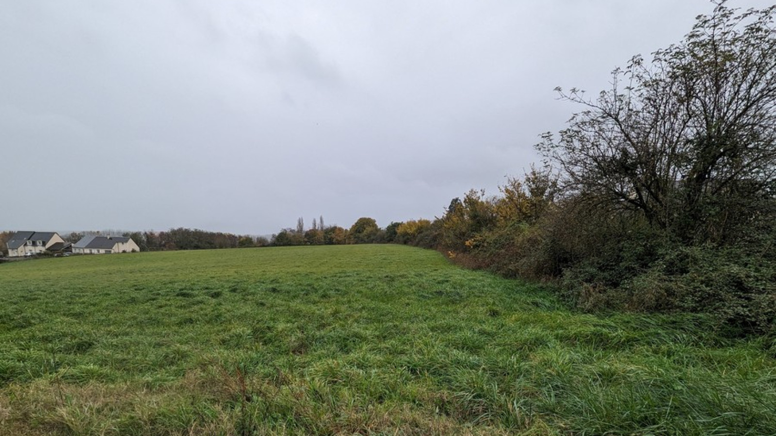 Terrain constructible de 402m2 à Monnaie