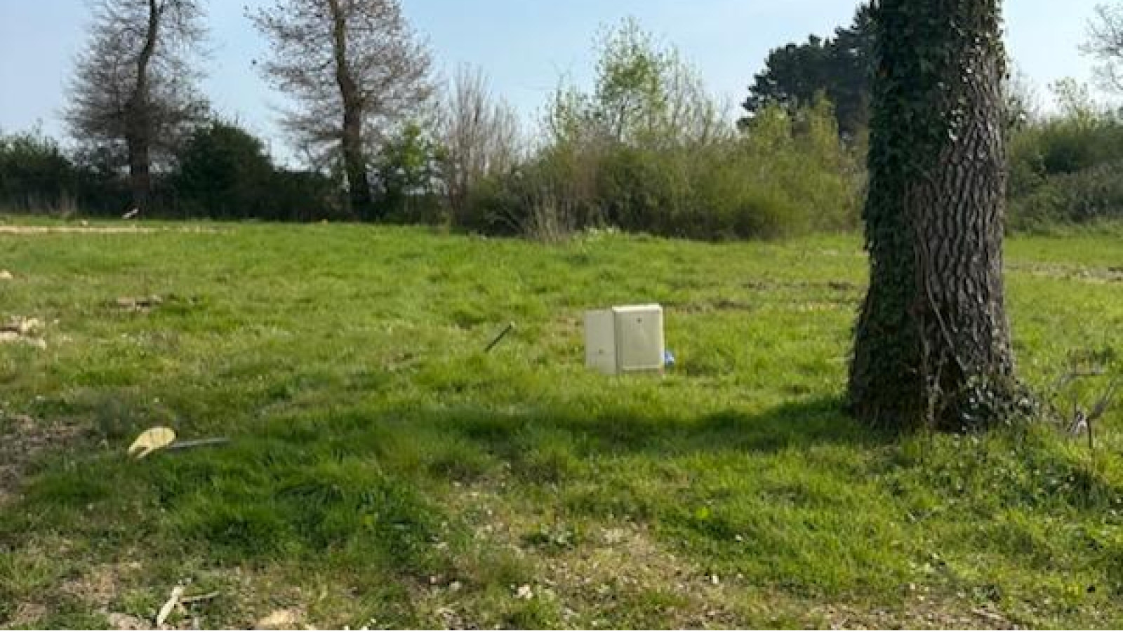 Terrain constructible de 528m2 à Huillé-Lézigné