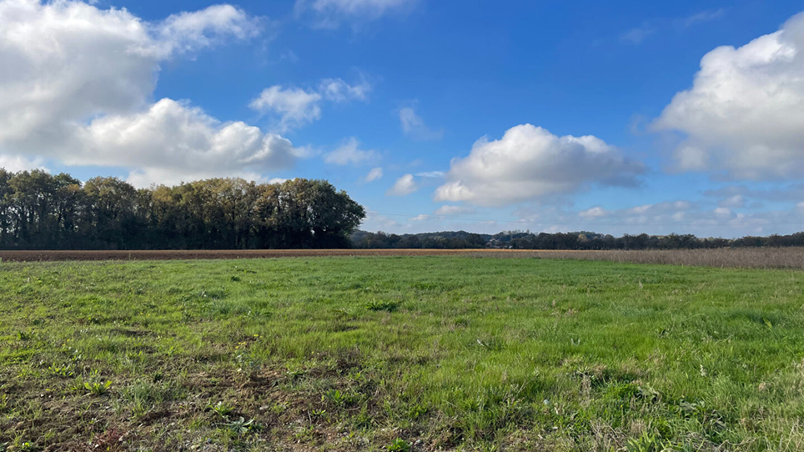 Terrain constructible de 437m2 à Iteuil