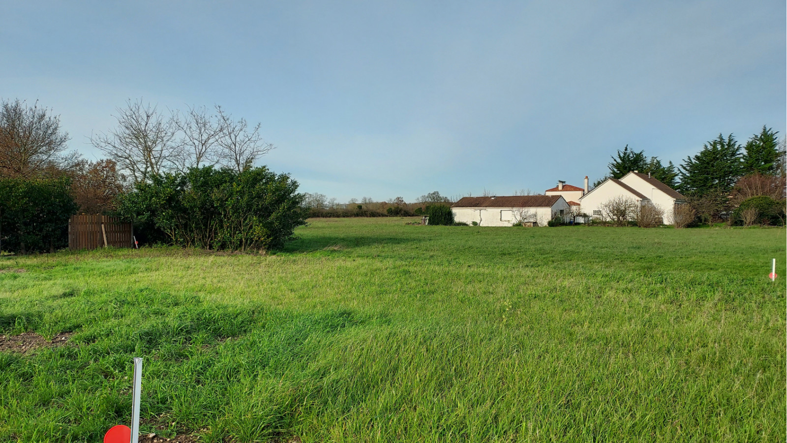 Terrain constructible de 703m2 à Nozay