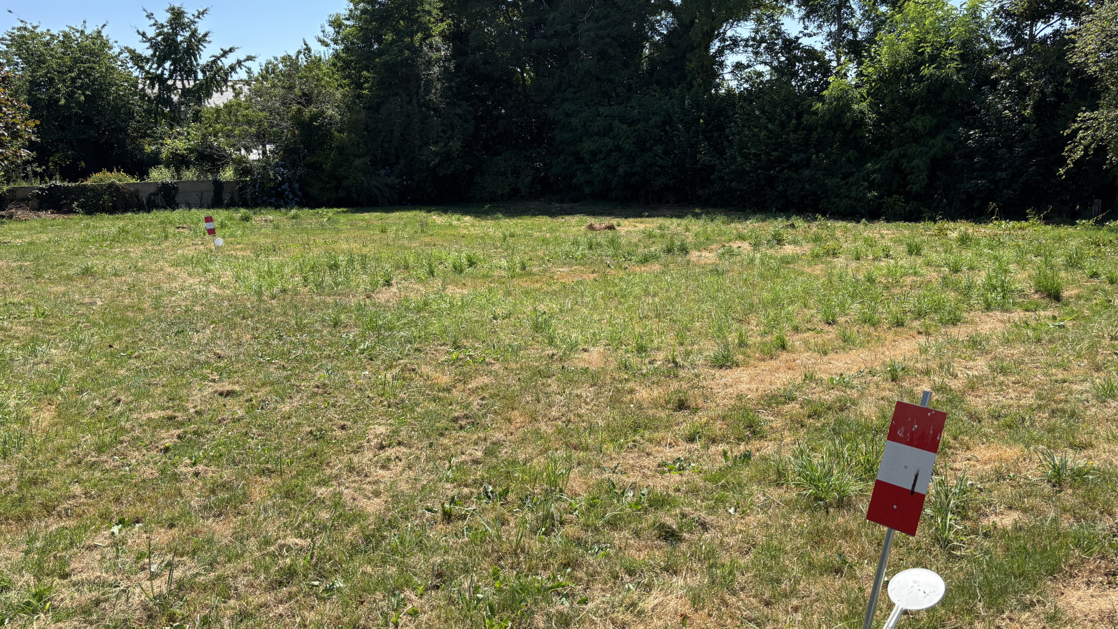 Terrain constructible de 859m2 à Bohal