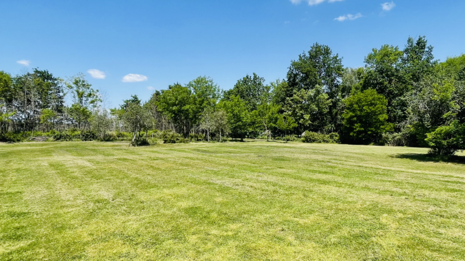Terrain constructible de 1590m2 à La Brède