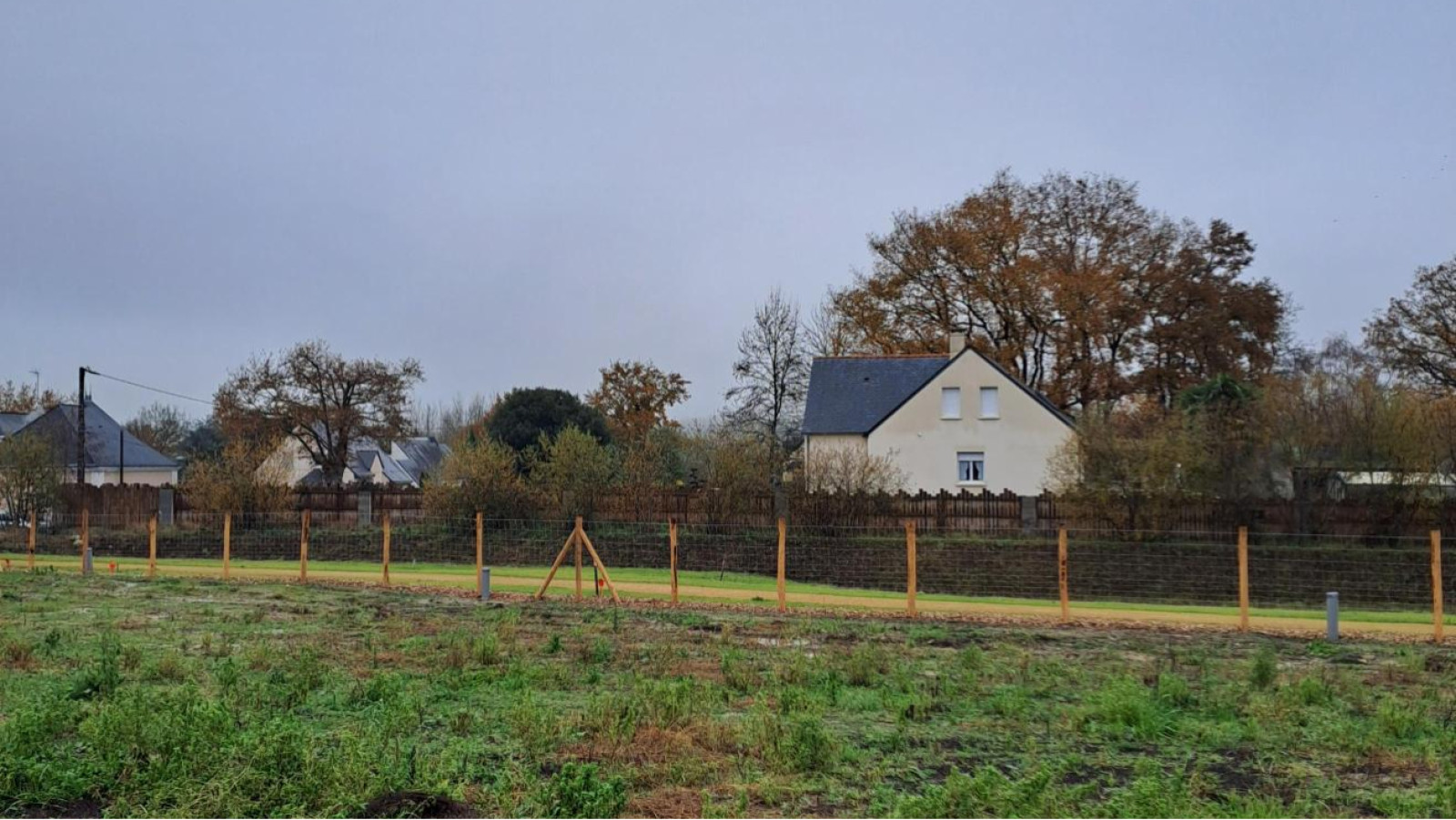 Terrain constructible de 393m2 à Feneu