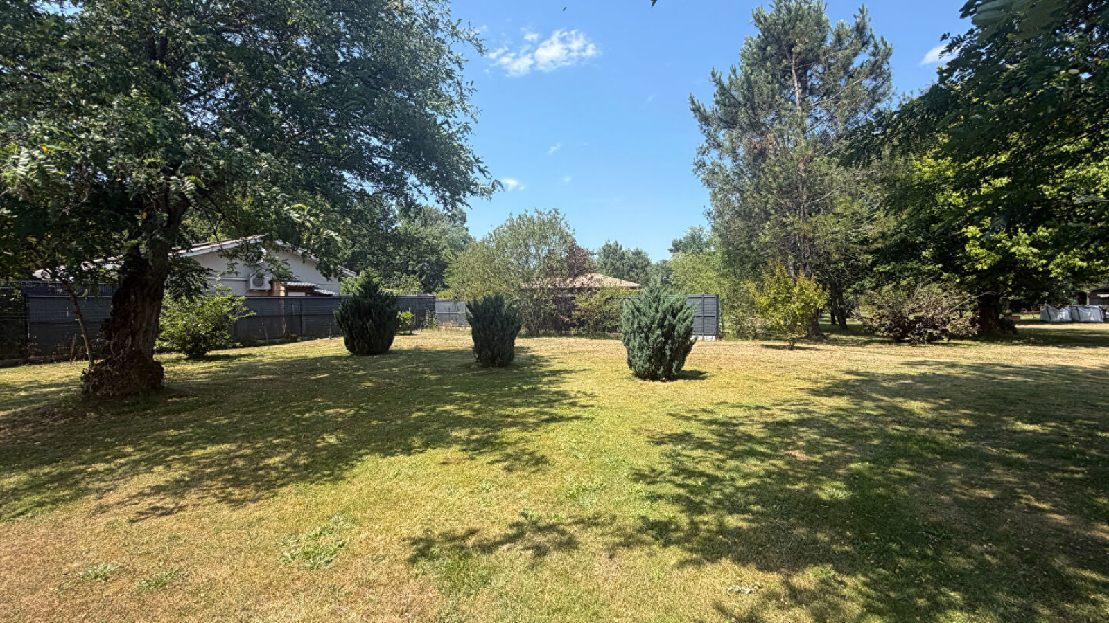 Terrain constructible de 1200m2 à Salles