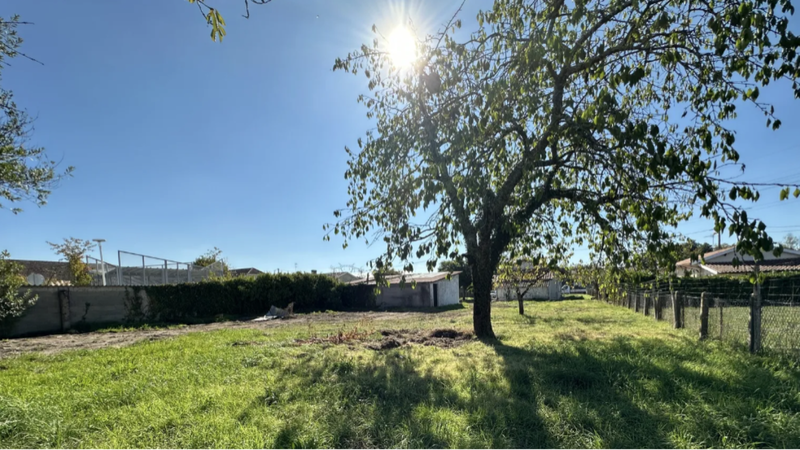 Terrain constructible de 1340m2 à Bourg