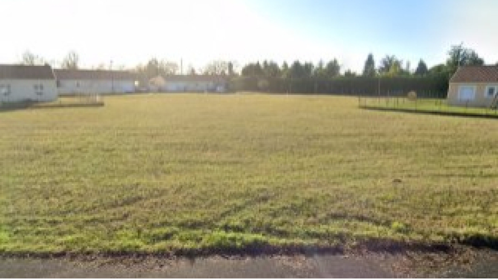 Terrain constructible de 712m2 à La Celle-Saint-Avant