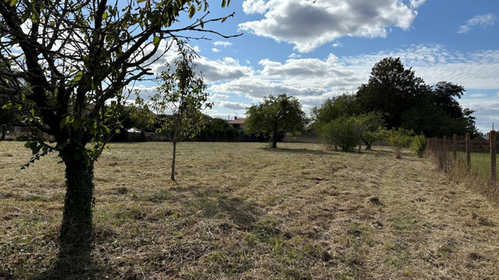 Terrain constructible de 2750m2 à Senillé-Saint-Sauveur