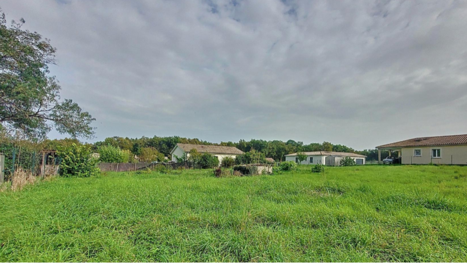 Terrain constructible de 884m2 à Bourg