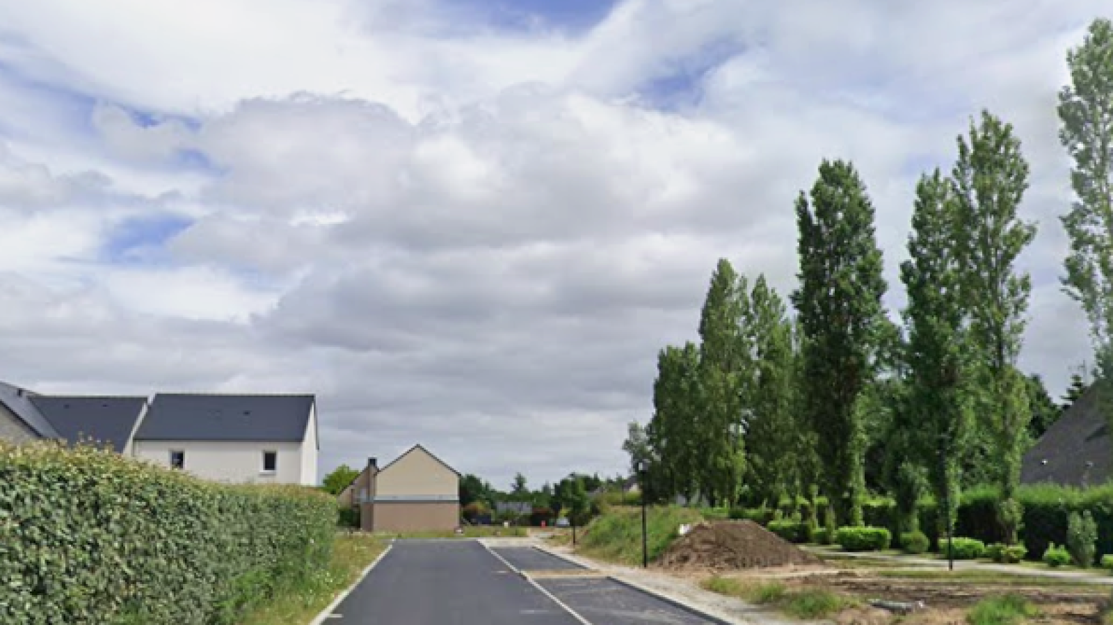 Terrain constructible de 325m2 à Crevin