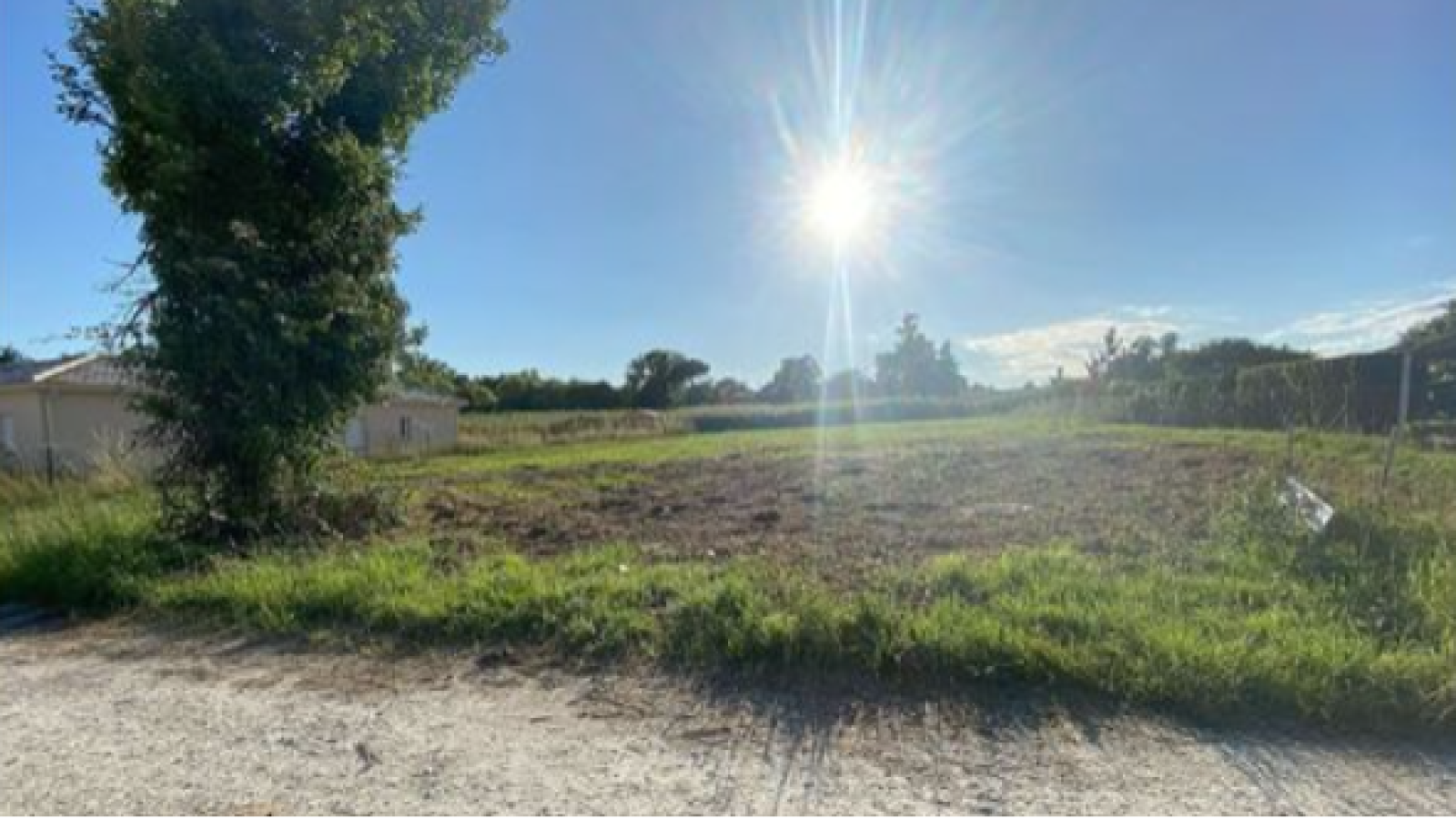 Terrain constructible de 540m2 à Naujan-et-Postiac