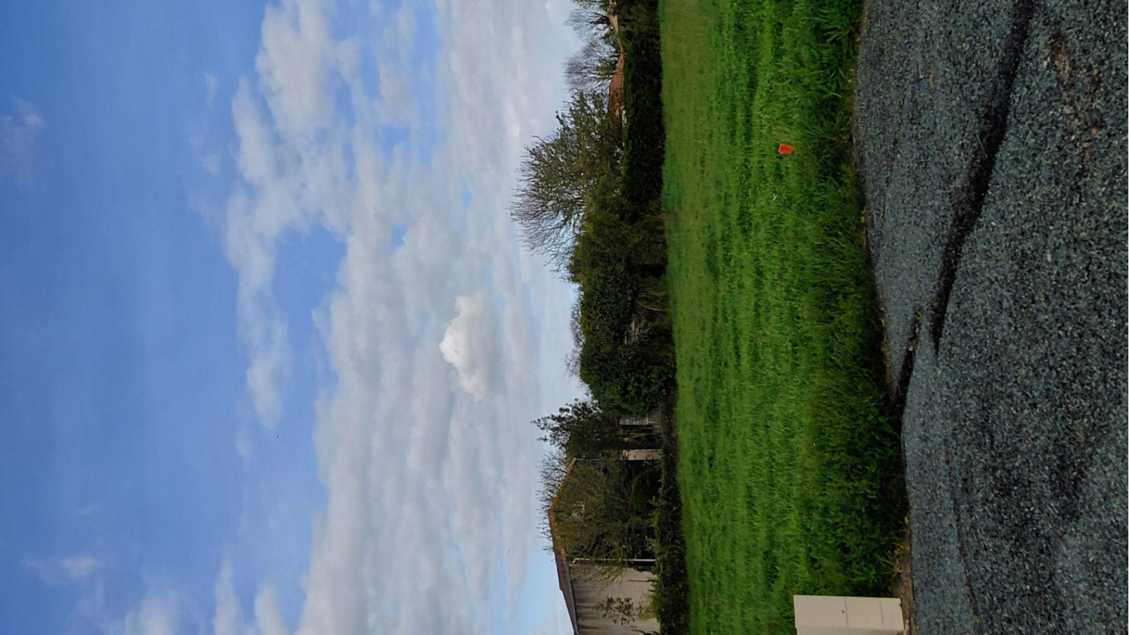 Terrain constructible de 560m2 à Grues