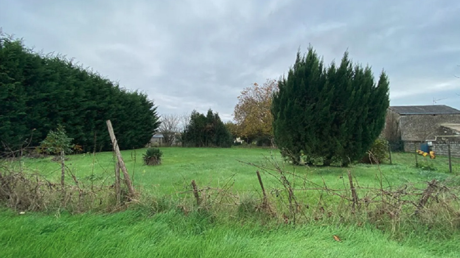 Terrain constructible de 686m2 à Doussay