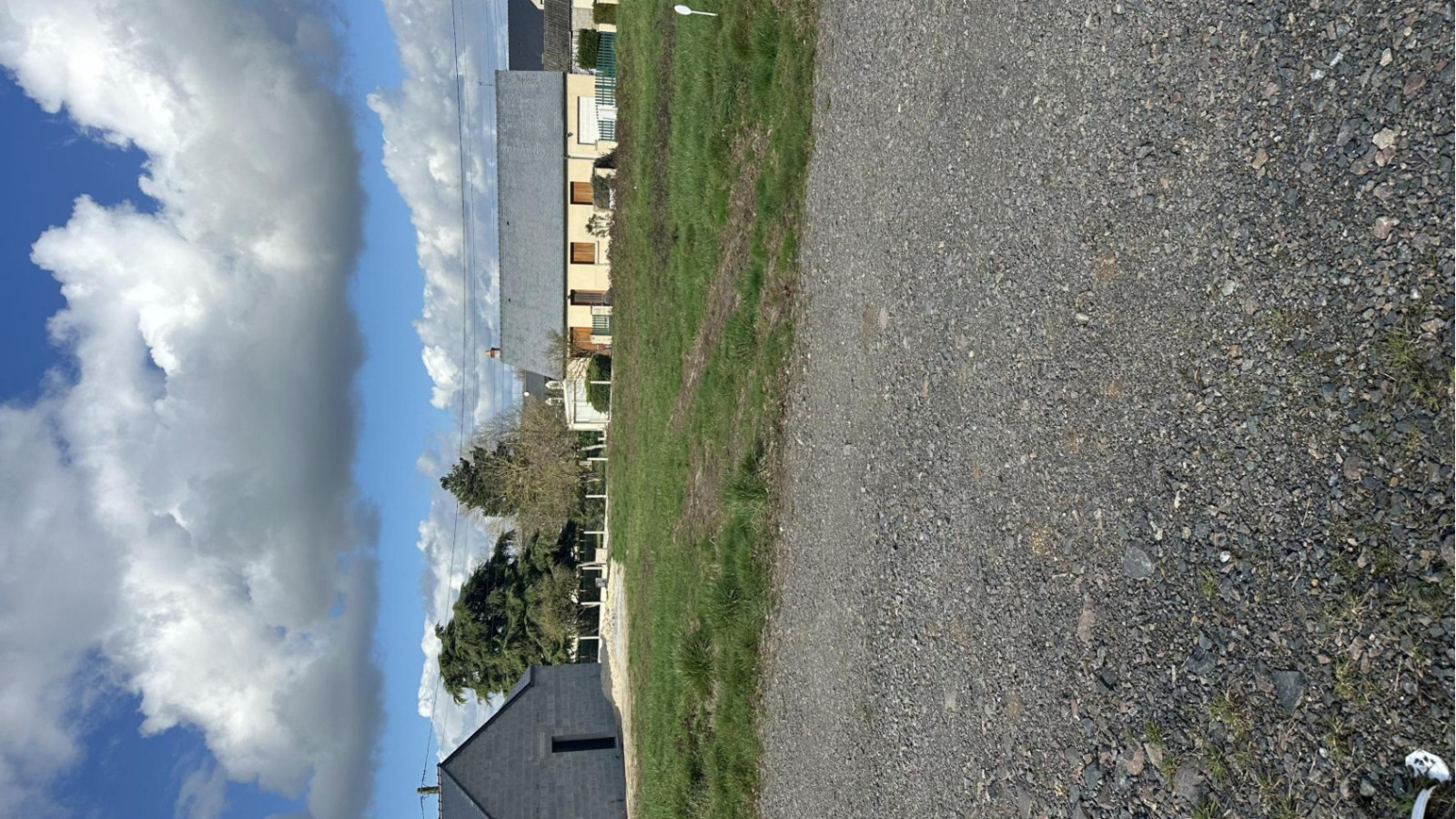 Terrain constructible de 382m2 à Huillé-Lézigné
