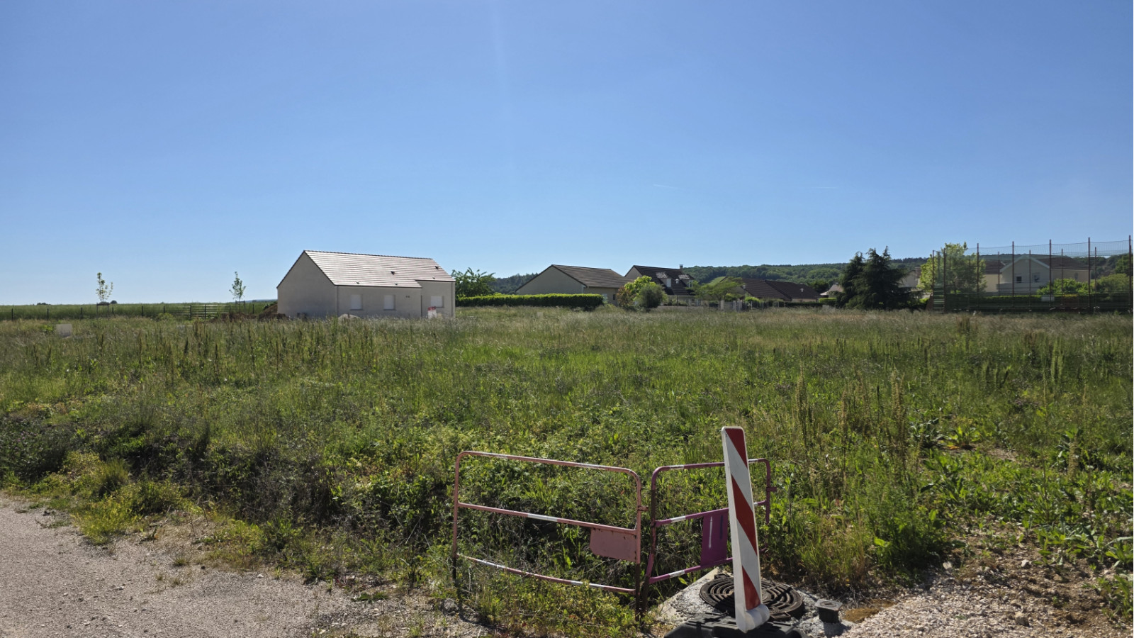 Terrain constructible de 516m2 à Comblanchien
