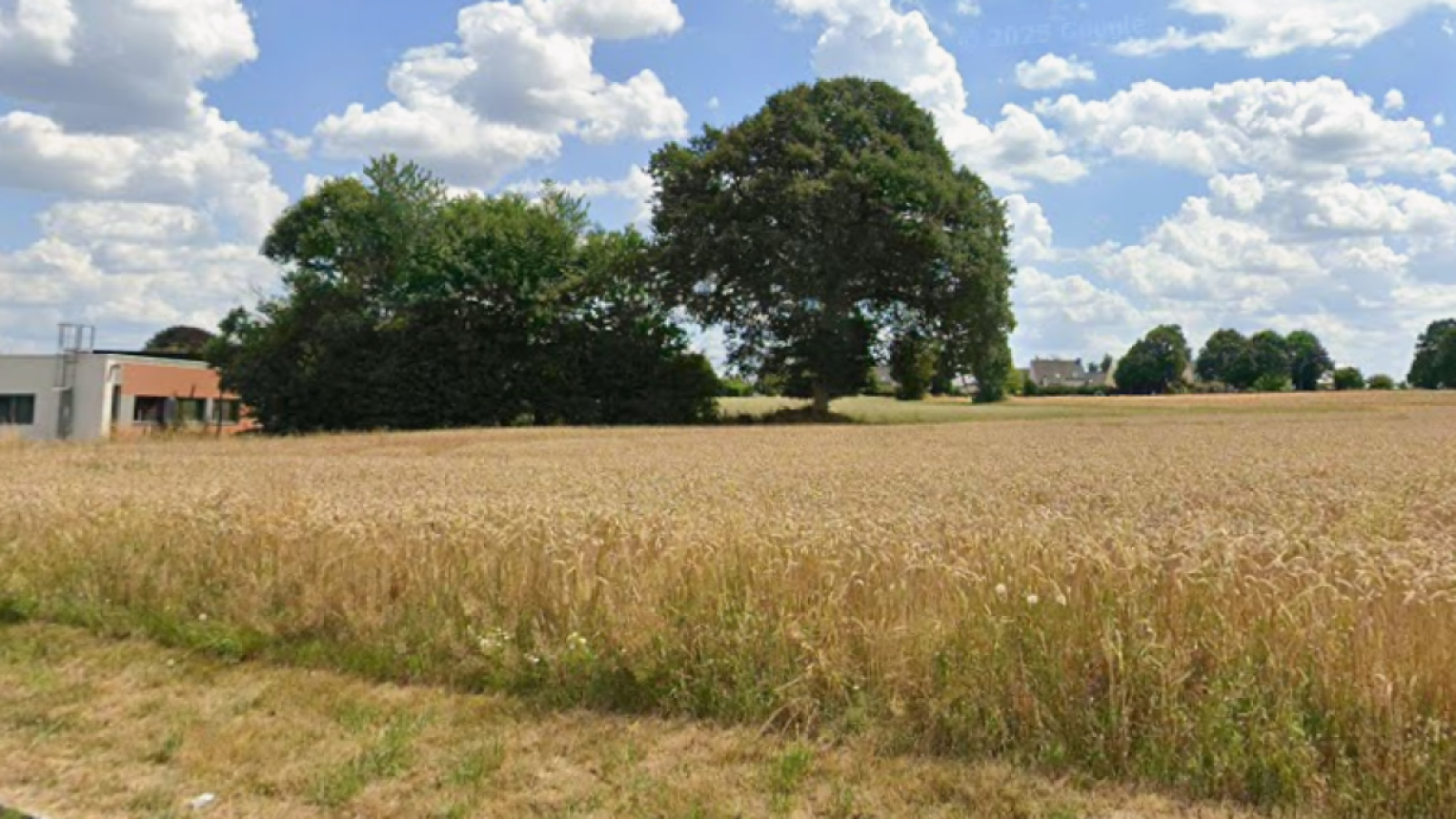 Terrain constructible de 332m2 à Torcé