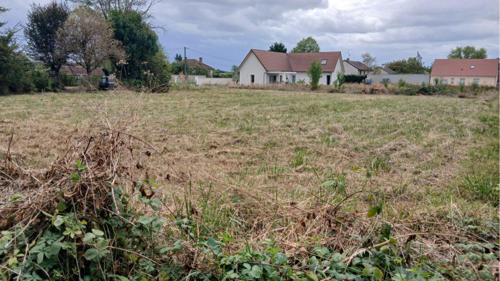Terrain constructible de 800m2 à Broindon