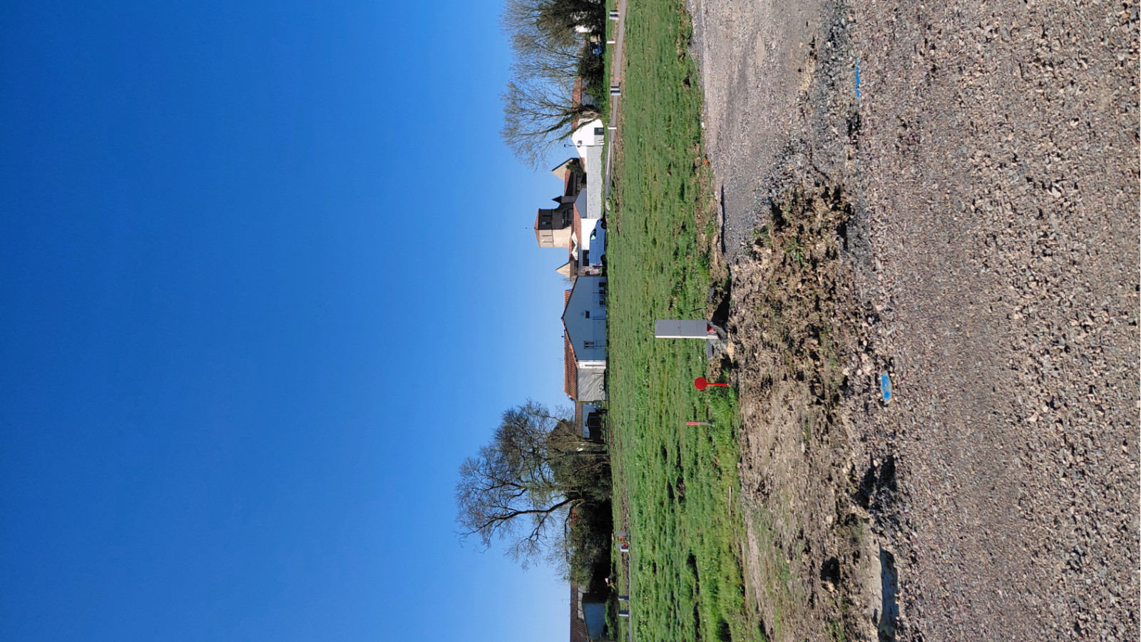 Terrain constructible de 550m2 à Grues