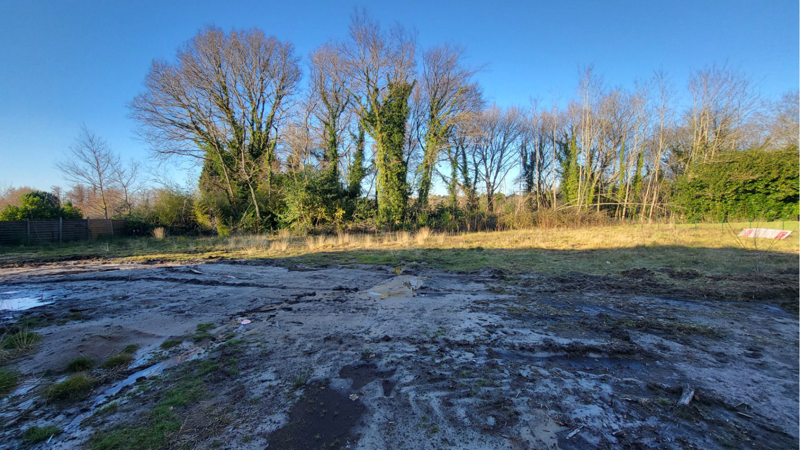 Terrain constructible de 703m2 à Mézos