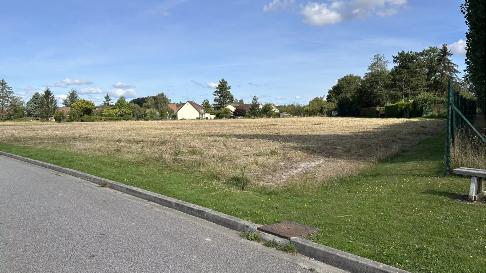 Terrain constructible de 301m2 à Saint-Léger-en-Yvelines
